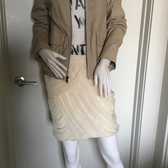 Flirty, fluffy pale apricot skirt. - Picture 4 of 8